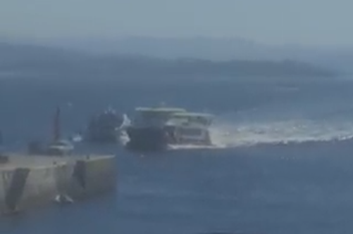 (VÍDEO) El arriesgado 'pique' entre dos navieras por atracar en Ons