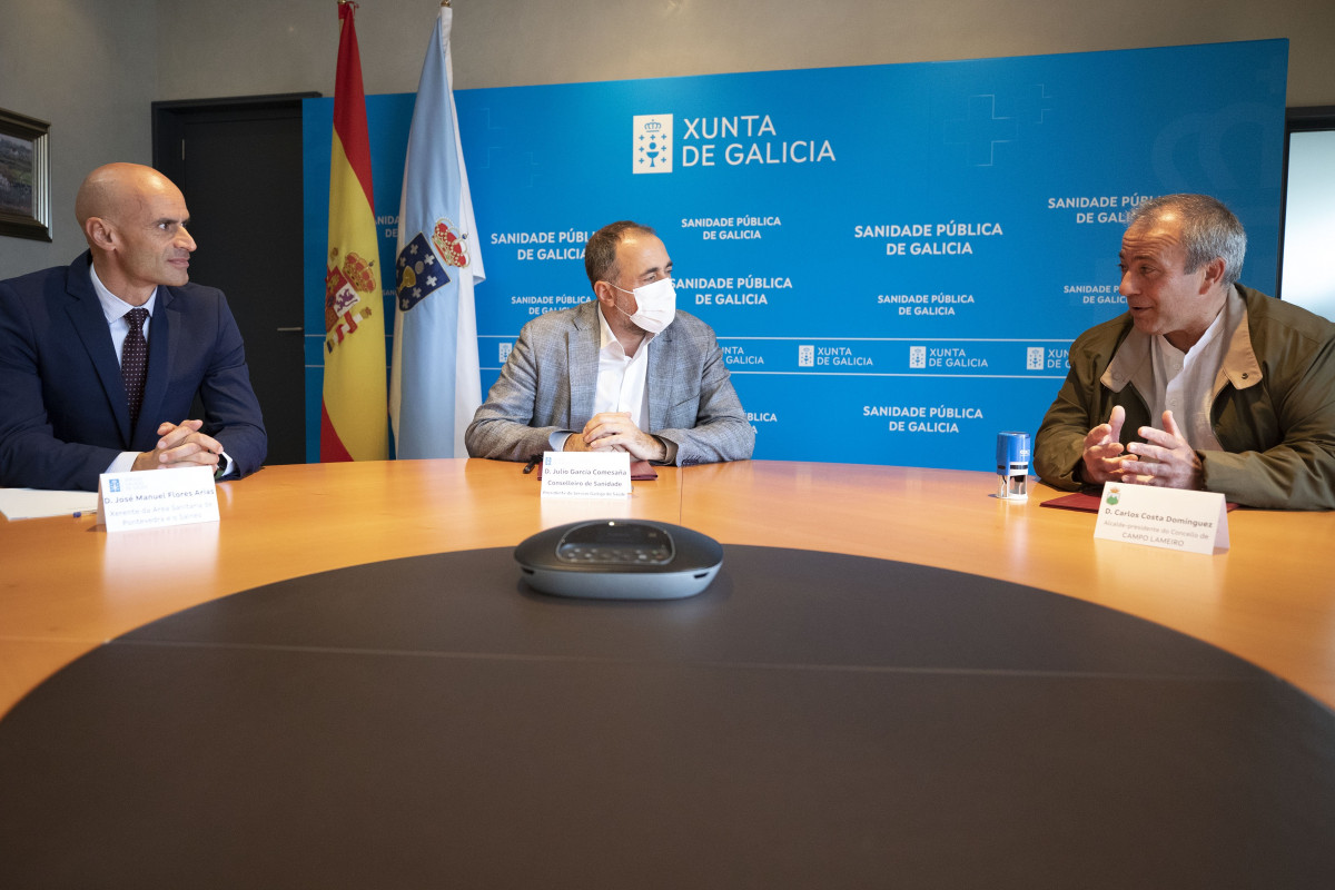El conselleiro de Sanidade, Julio García Comesaña , y el alcalde de Campo Lameiro, Carlos Costa, firman un convenio de colaboración