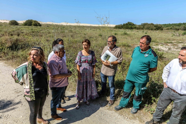 La conselleira de Medio Ambiente, Territorio e Vivenda, Ángeles Vázquez, en el Parque Natural Complexo dunar de Corrubedo e lagoas de Carregal e Vixán para conocer la finalización de la restauración ecologica de las primeras 39 hectáreas