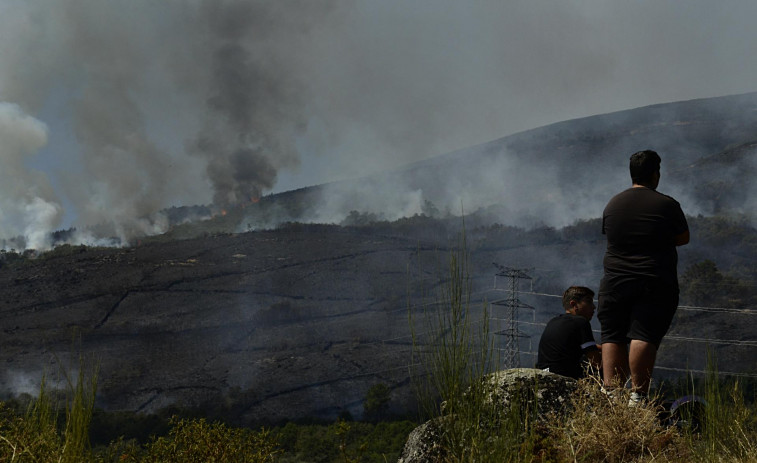 Activo un nuevo incendio en Porto do Son, que ha arrasado ya 70 hectáreas