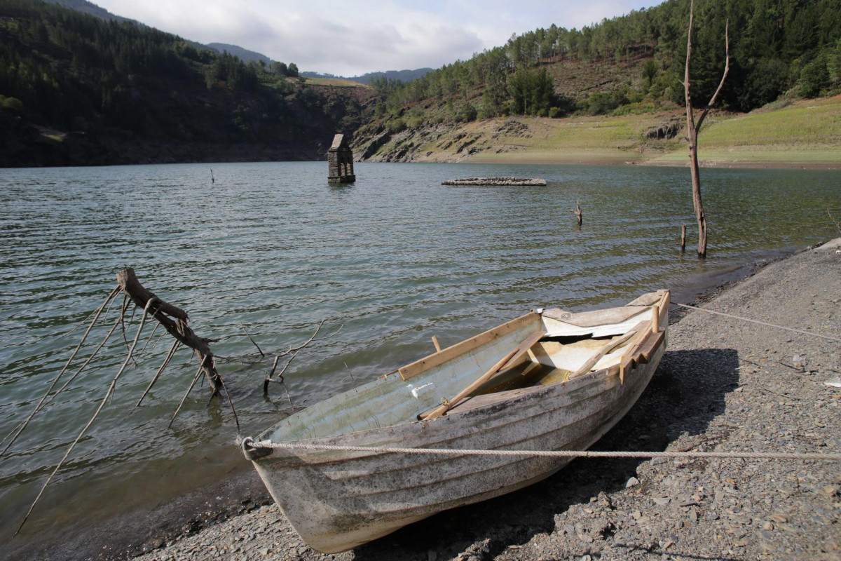 Restos del núcleo urbano que quedo anegado cuando se construyó la presa, a 26 de agosto de 2022, en Negueira de Muñiz, Lugo, Galicia (España). El embalse de Salime, sobre la cuenca del río Navia,