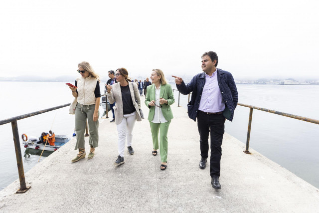 La secretaria de Estado de Defensa, Amparo Valcarce (3i) y el concelleiro de Urbanismo del concello de Poio, Gregorio Luís Agís (4i), a su llegada a la isla de Tambo, a 29 de agosto de 2022, en Pontevedra, Galicia (España). El Ayuntamiento de Poio ha abie