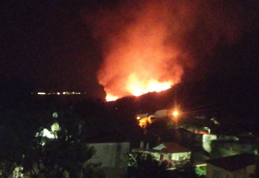 Incendio en Quins a primera hora de la noche en una foto de incendiosgalic1
