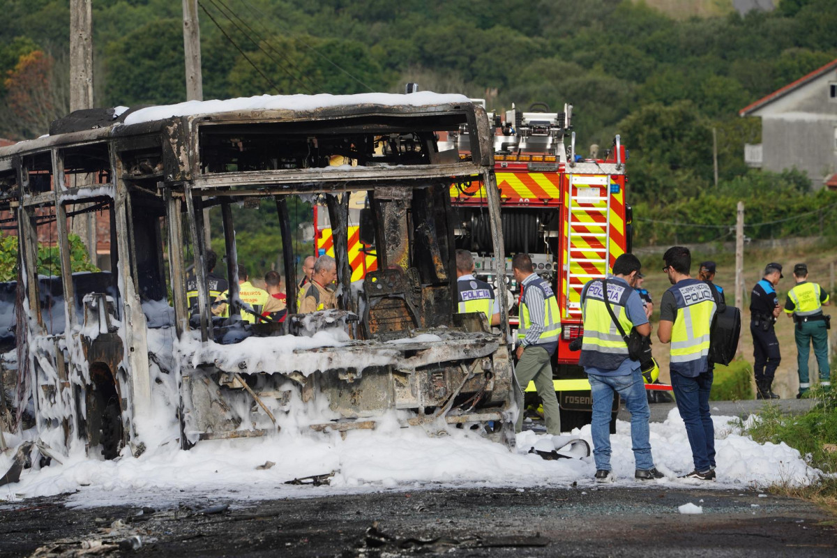 Fallece un Bombrero en practicas mientras apagaban un fuego en un autobus en el Lugar de Cacharela, Aríns, Santiago