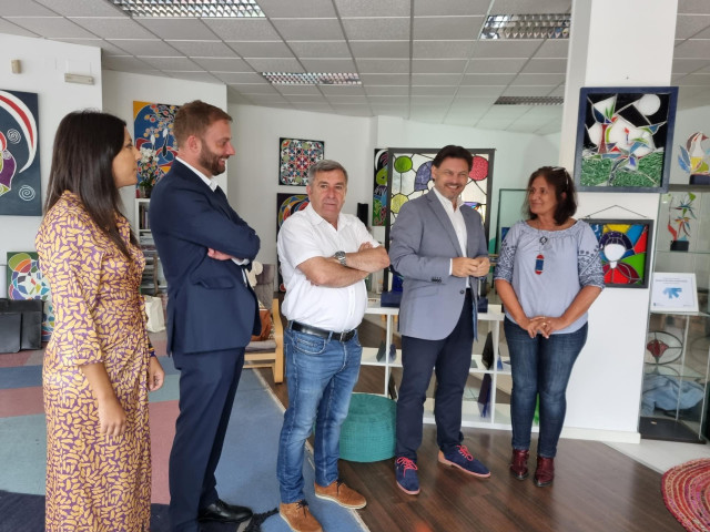 El secretario xeral da Emigración, Antonio Rodríguez Miranda; el delegado de la Xunta en A Coruña, Gonzalo Trenor; y el alcalde de Ribeira, Manuel Ruiz Rivas, visitan el taller de la emigrante retornada María Goretti Bello Seráns