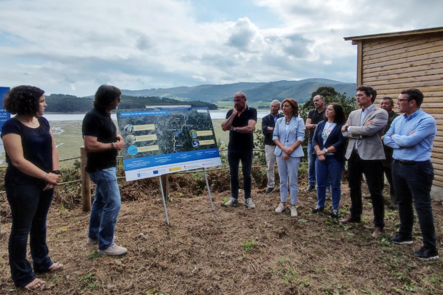 La conselleira de Medio Ambiente, Territorio y Vivienda, Ángeles Vázquez, el delegado territorial de la Xunta en Lugo, Javier Arias y la directora xeral de Patrimonio Natural, Belén do Campo, visitan las obras del corredor ecológico del río Eo