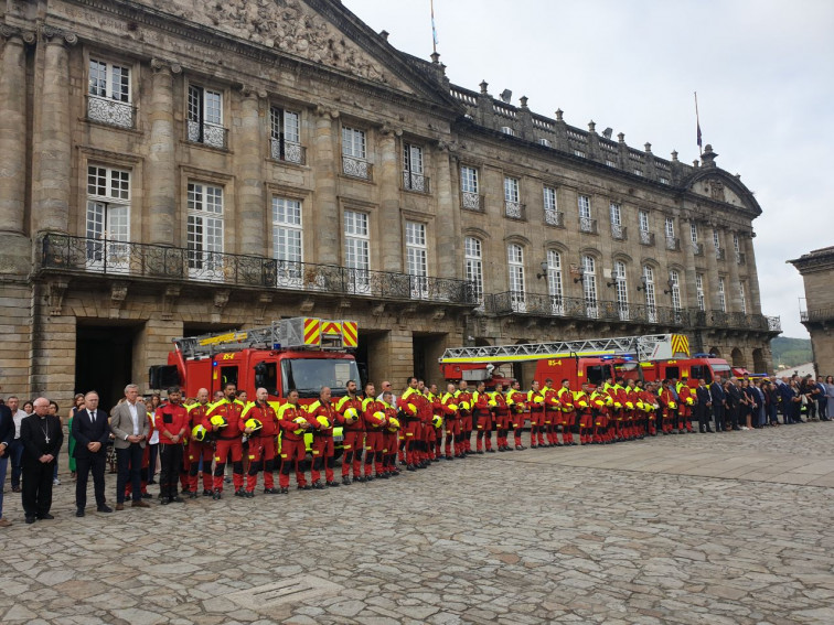 Autoridades, fuerzas de seguridad y compañeros del bombero fallecido lo homenajean en un minuto de silencio