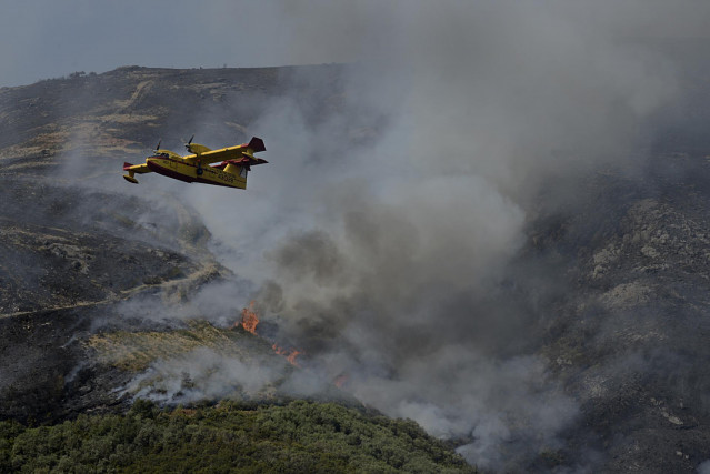Un hidroavión realiza labores de extinción de un incendio forestal en la Serra do Leboreiro, en el parque natural de Baixa Limia e Serra do Xurés, a 26 de agosto de 2022, en Serra do Xurés, Ourense, Galicia (España). La superficie afectada por el incendio