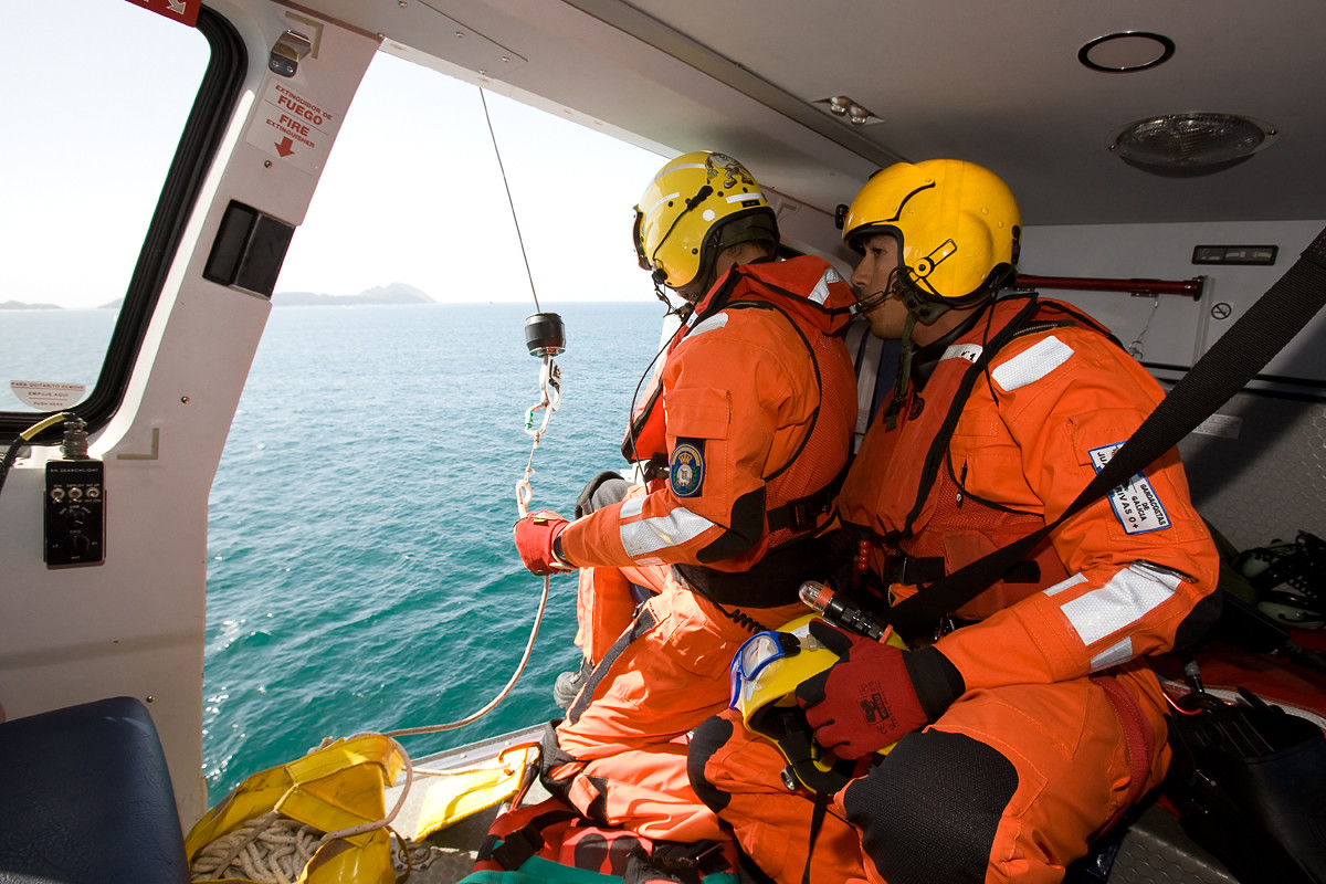 Rescatador a punto de lanzarse desde el helicu00f3ptero de Gardacostas Pesca 1 en una foto de archivo