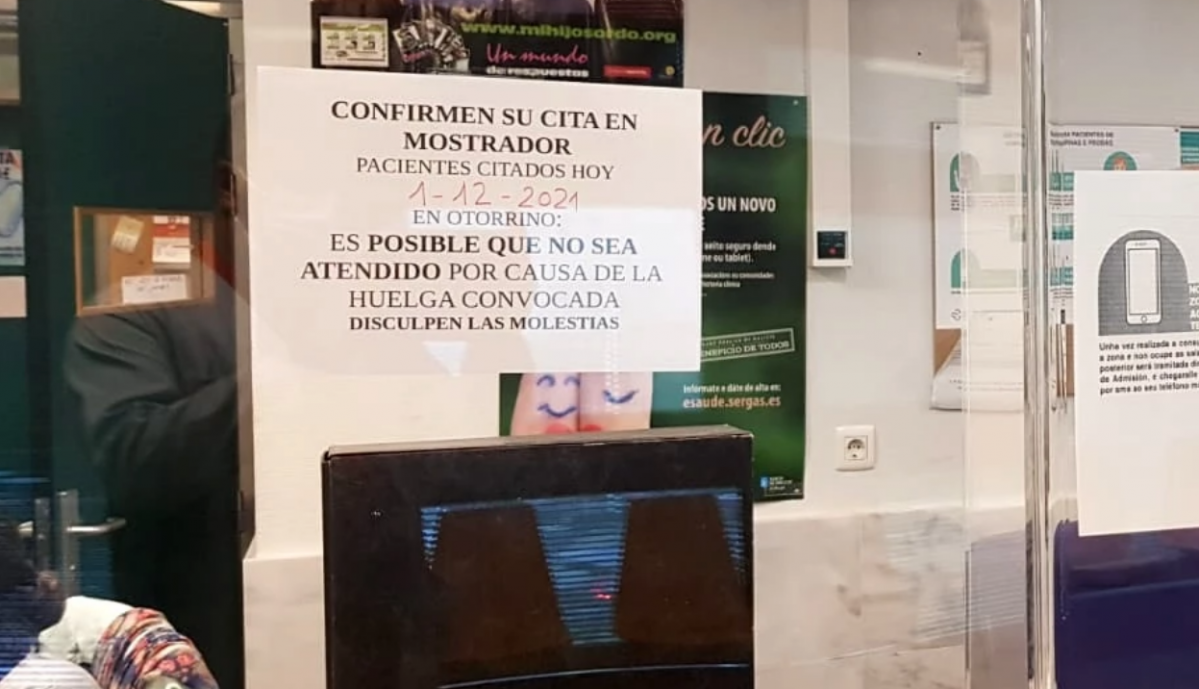 Cartel advirtiendo de los atrasos provocados por la huelga de otorrinos en el hospital CHUS de Santiago en 2021