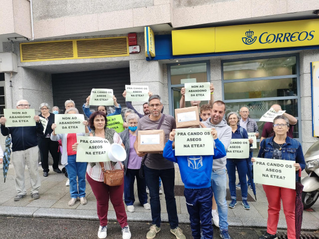 Vecinos de Teis hacen un envío simbólico de orinales a Xunta y a Ayuntamiento para reclamar la instalación de aseos públicos en la ETEA.