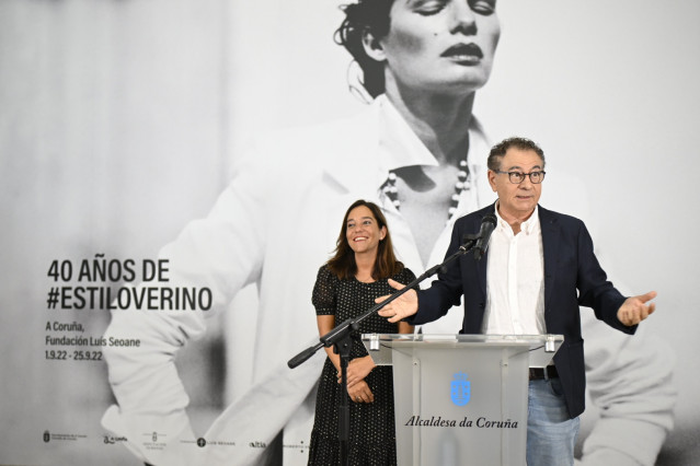 El diseñador de moda Roberto Verino, en la inauguración de la exposición '40 años de #estiloverino', junto a la alcaldesa de A Coruña, Inés Rey