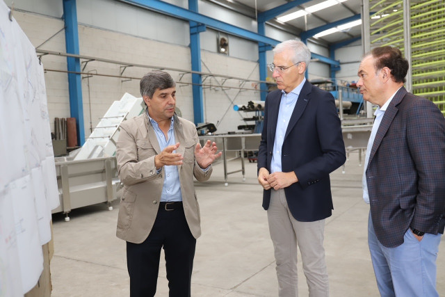 El vicepresidente económico y conselleiro de Economía, Industria e Innovación, Francisco Conde, en la empresa frigorífica Megodeza