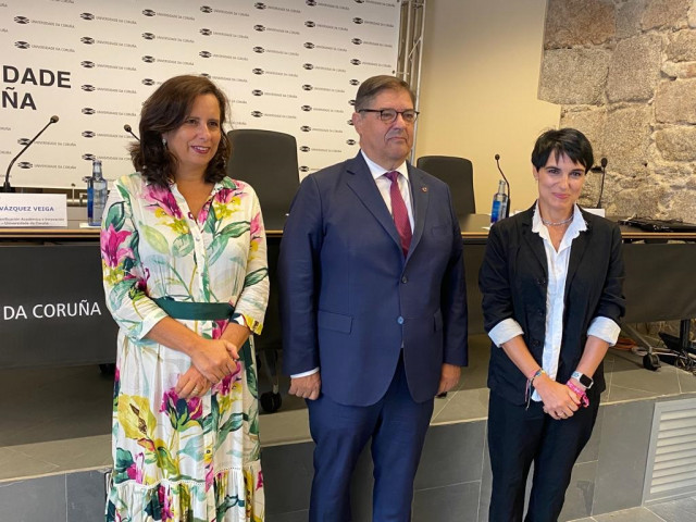 El rector de la Universidade de A Coruña (UDC), Julio Abalde, junto a la vicerrectora de Estudiantes, Participación e Empregabilidade, María José Lombardía, y la vicerrectora de Planificación Académica e Innovación Docente, Nancy Vázquez