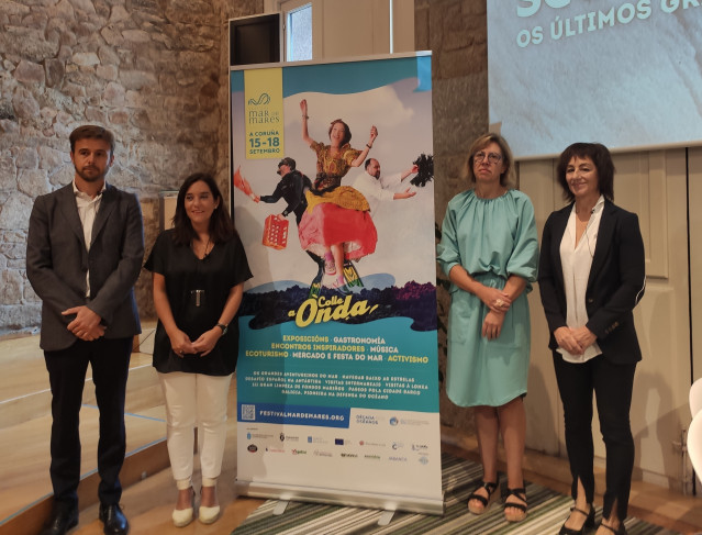 La alpinista Chus Lago, junto a la alcaldesa de A Coruña, Inés Rey; la directora del festival 'Mar de Mares', Mercedes Carballo; y el responsable de Trade Marketing en Galicia del Grupo Hijos de Rivera, Pedro Astur