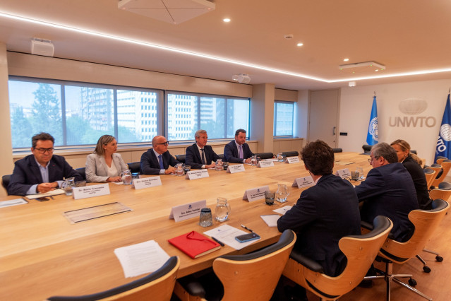 El titular del Gobierno gallego, Alfonso Rueda, mantiene una reunión de trabajo con el presidente de la Diputación de Ourense, Manuel Baltar; y el directivo de la Organización Mundial del Turismo (OMT), Ion Vilcu.