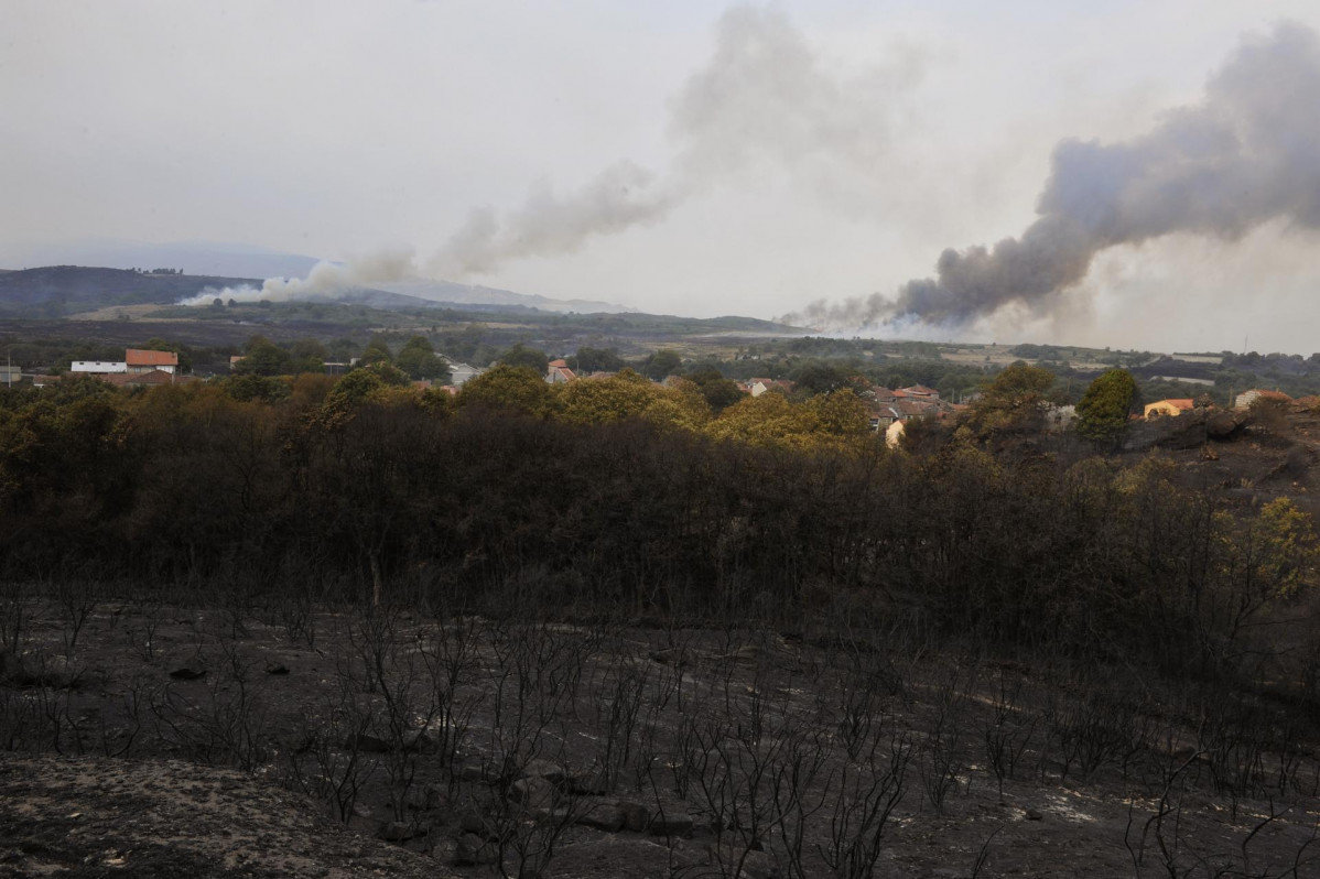 Archivo - Vista de los puntos de fuego del incendio en la parroquia de Montes, en Cualedro, Ourense, Galicia (España), en una foto de archivo