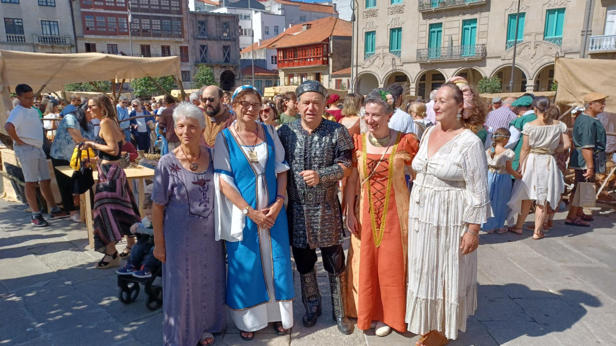 El alcalde de Pontevedra, Miguel Anxo Fernández Lores, junto a miembros de su equipo de gobierno en la Feira Franca de Pontevedra, tras dos años de parón por la pandemia