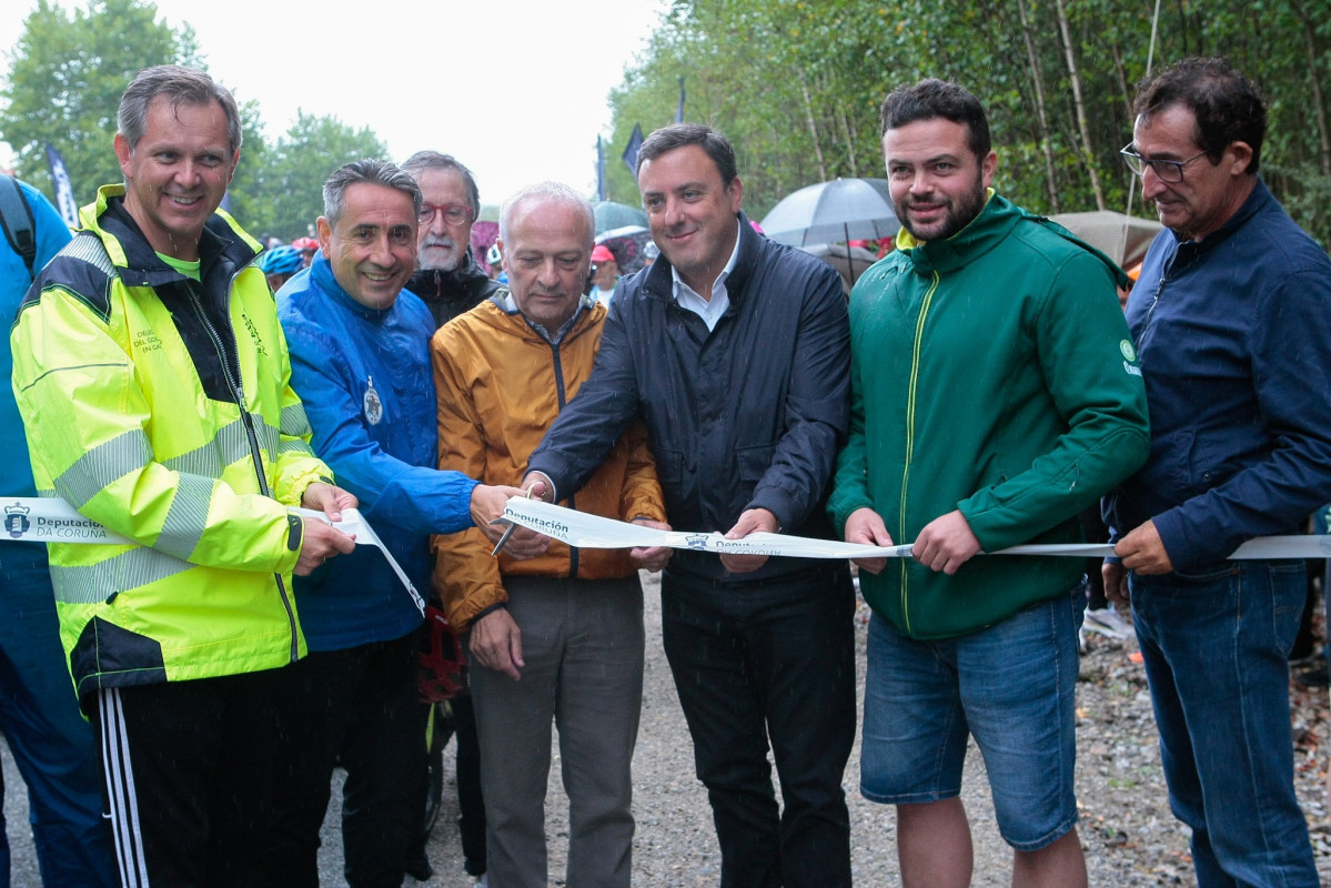 El presidente de la Diputación de A Coruña, Valentín González Formoso, el delegado del Gobierno en Galicia, José Miñones, entre otras autoridades, inauguran la Vía Verde entre Cerceda y Oroso.