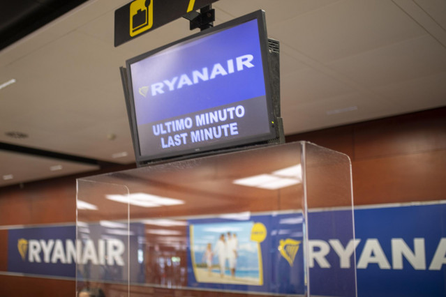 Una pantalla en una ventanilla de Ryanair en el Aeropuerto Josep Tarradellas Barcelona-El Prat, a 8 de agosto de 2022, en Barcelona, Catalunya.