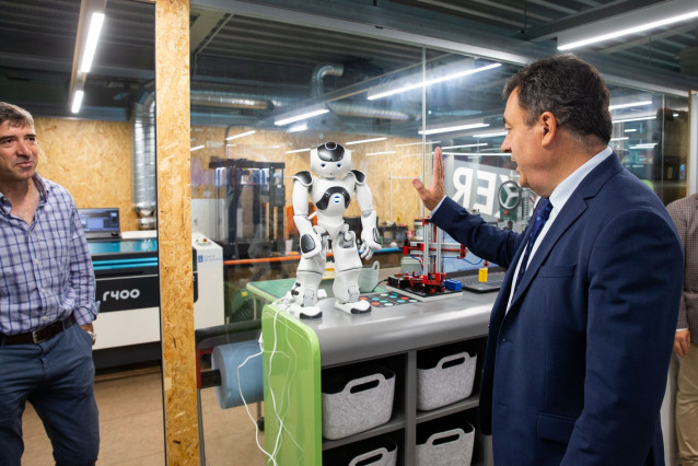 El conselleiro Román Rodríguez visita el nuevo Centro Gallego de Educación e Innovación Digital.