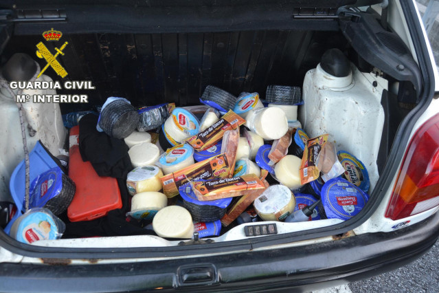 Maletero de un coche que se dio a la fuga tras robar en un centro comercial de Sanxenxo