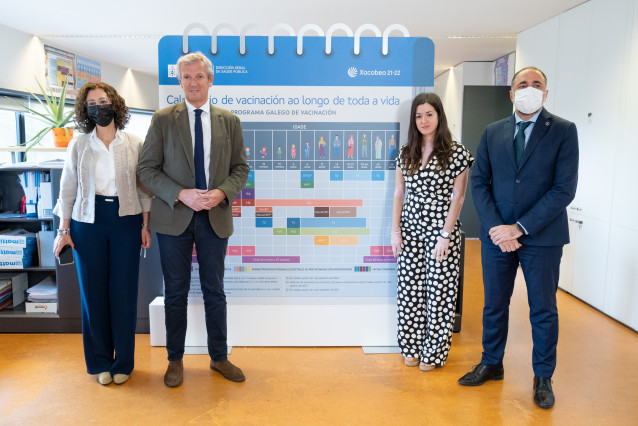 O presidente da Xunta, Alfonso Rueda, acompañado polo conselleiro de Sanidade, Julio García Comesaña, participa na presentación do Calendario de vacinación ao longo da vida. Consellería de Sanidade.