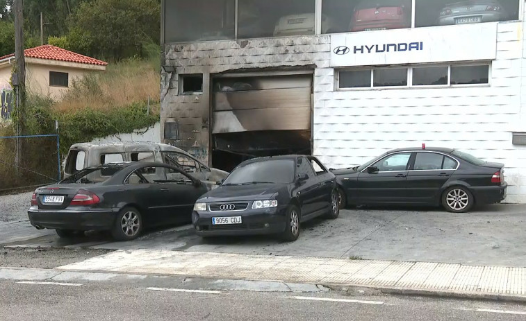 Un trabajador herido y varios coches afectados por el incendio de un taller en Cangas