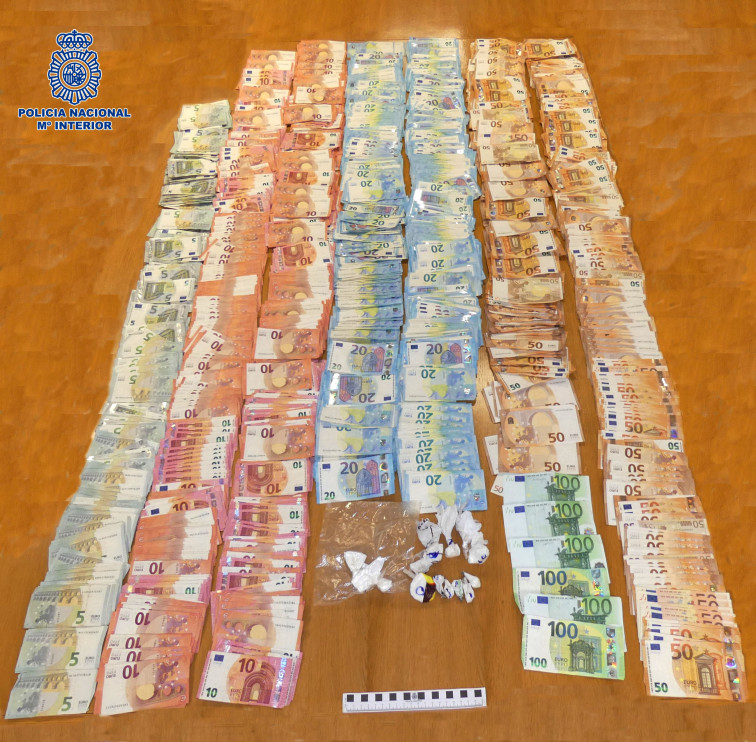 Cinco detenidos y 45.000 euros incautados en operativos contra el tráfico de drogas en Santiago