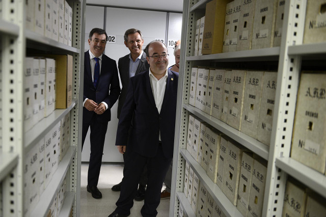 El ministro de Cultura y Deporte, Miquel Iceta (d), durante su visita al Archivo Histórico Provincial, a 8 de septiembre de 2022, en Ourense, Galicia (España). El Archivo Histórico Provincial de Ourense es un centro de titularidad estatal y gestión transf