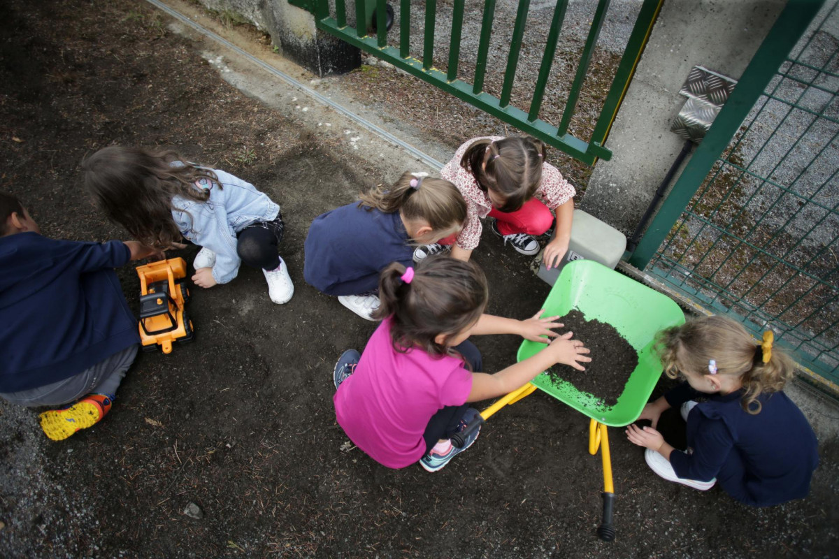 Alumnos juegan en el patio del colegio el día que arranca el curso escolar en Galicia, en el CEIP Eduardo Cela Vila de Triacastela, a 8 de septiembre de 2022, en Triacastela, Lugo, Galicia (España).