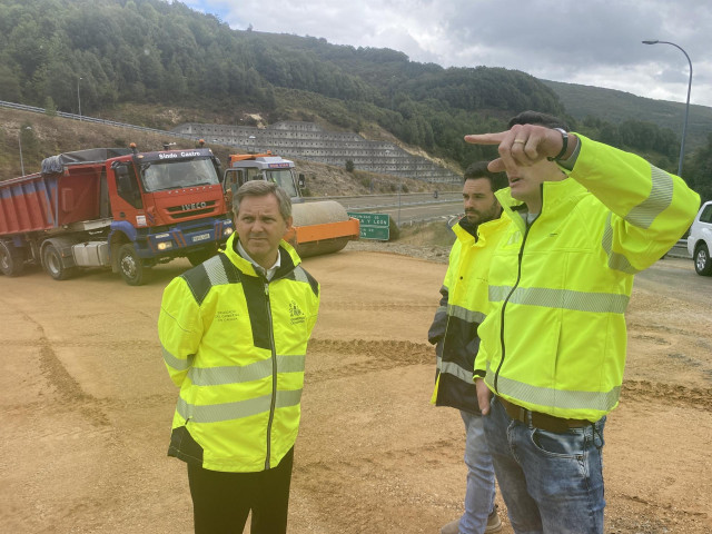 El delegado del Gobierno en Galicia, José MIñones, supervisa las obras en la zona de la A-6 donde se derrumbó el viaducto de O Castro