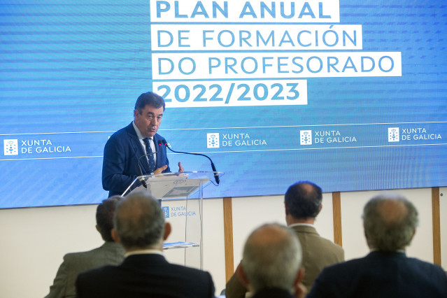 El conselleiro de Cultura, Educación, FP e Universidades, Román Rodríguez, presenta el Plan de Formación de Profesorado.