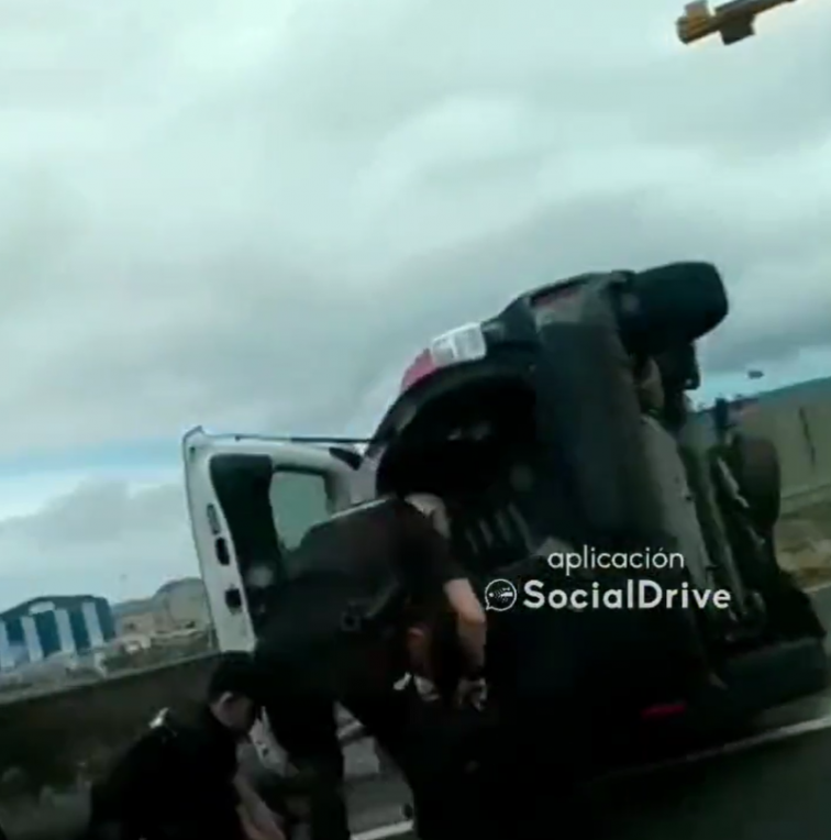 Agente de la Policía Nacional herido al volcar su vehículo en Pontevedra; un fallecido en Santiago en una salida de vía