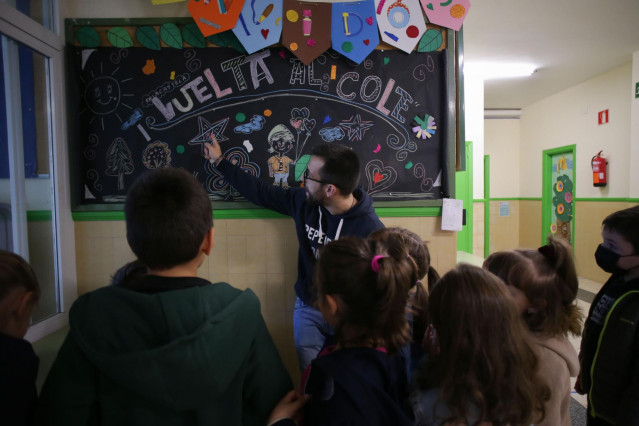 Un profesor da clase a un grupo de alumnos el día que arranca el curso escolar en Galicia, en el CEIP Eduardo Cela Vila de Triacastela, a 8 de septiembre de 2022, en Triacastela, Lugo