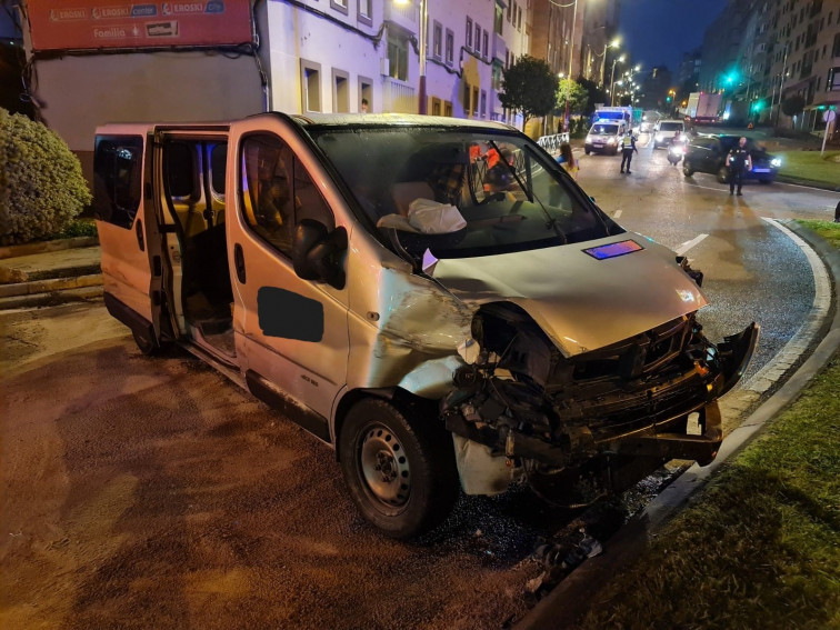 Vuela con su furgoneta por encima de una rotonda en Vigo borracha y sin carnet de conducir
