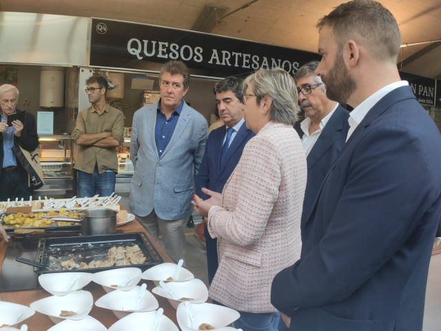 Jornada de degustación 'Produto de proximidade, fresco e sostible' en el mercado de la plaza de Lugo, en A Coruña