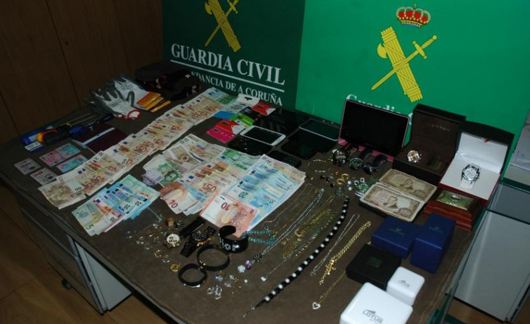 La Guardia Civil desmantela una banda que perpetró 30 robos en viviendas de la provincia de A Coruña