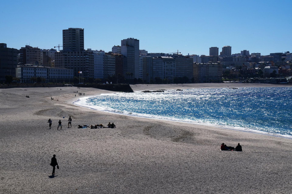 Archivo - Varias personas en las playas Orzán y Riazor, a 8 de abril de 2022, en A Coruña