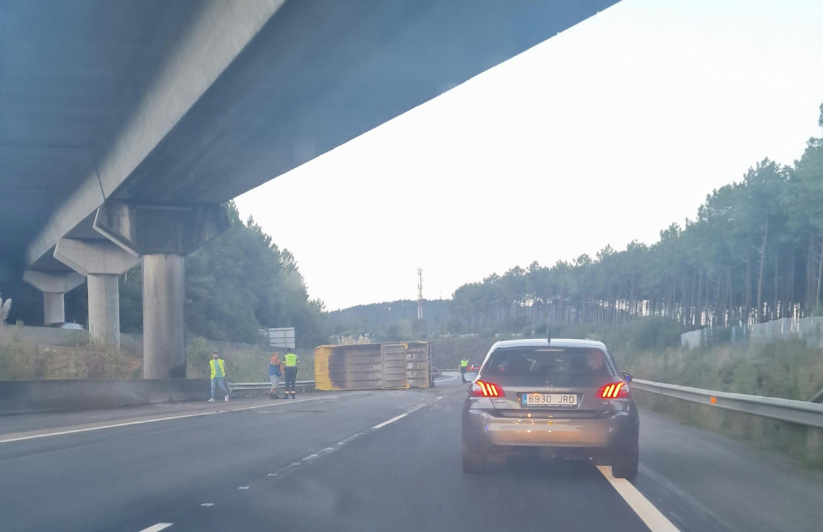 Imagen del vehículo volcado en la VG-20 de Vigo.