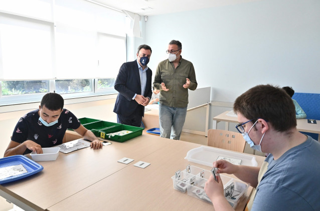 El presidente de la Diputación de A Coruña, Valentín González Formoso, en una visita a Aspanaes.