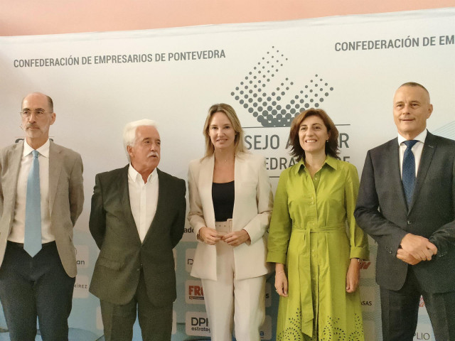 La conselleira Ángeles Vázquez; la delegada territorial de la Xunta en Vigo, Marta Fernández-Tapias; el presidente del Puerto, Jesús Vázquez Almuíña; y el presidente y vicepresidente de la CEP, Jorge Cebreiros y Ramón Alonso.