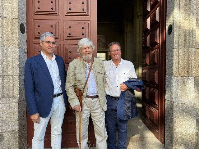 Xosé Manuel Beiras, a su llegada a la Facultad de Historia de la USC, junto a su discípulo en la facultad de Económicas y ex portavoz nacional del BNG Xavier Vence y Carlos Aymerich, que fue portavoz parlamentario del BNG