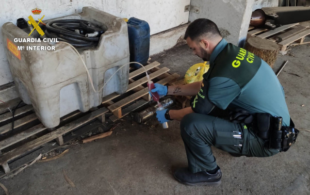 La Guardia Civil se incauta de 1.600 litros de gasóleo bonificado en la localidad de Oroso (A Coruña)