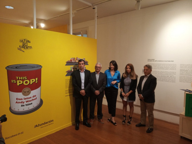 Presentación de la exposición ''This is pop. Das latas de Andy Warhol ás túas', en el Café Moderno Afundación de Pontevedra.