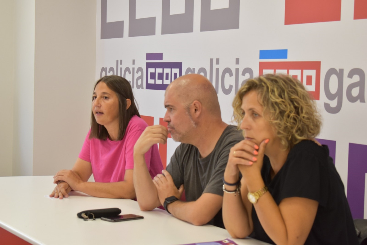 El secretario general de CC.OO., Unai Sordo, la secretaria xeral de CC.OO. Galicia, Amelia Pérez, y la secretaria general de CC.OO de Hábitat de Galicia, Alejandra Gesto.