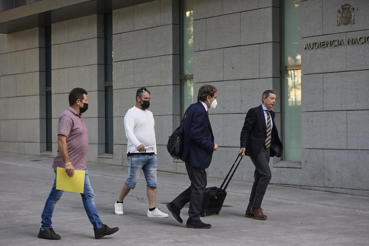 Archivo - El patrón del ‘Villa de Pitanxo', Juan Padín (i-morado), y su sobrino, Eduardo Rial (c-blanco), a su llegada a declarar a la Audiencia Nacional, a 6 de junio de 2022, en Madrid (España)