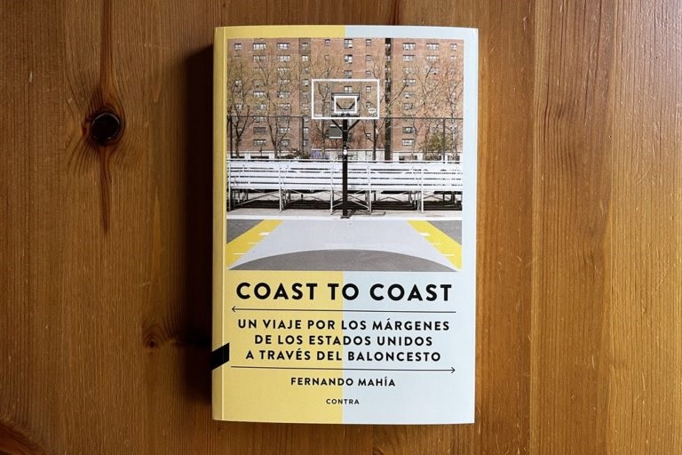 Portada de 'Coast to coast. Un viaje por los márgenes de Estados Unidos a través del baloncesto', el debut literario del periodista coruñés Fernando Mahía, que ha editado Contra