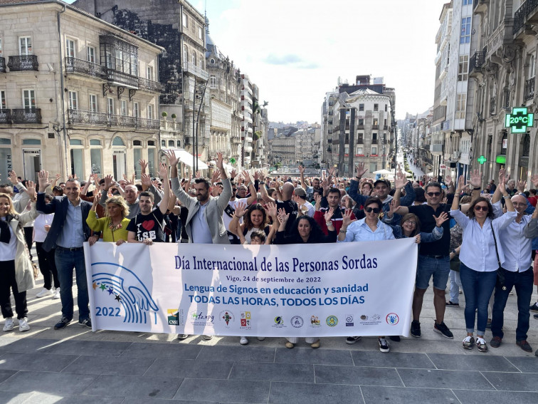 Cientos de personas se manifiestan con motivo del Día Internacional de las personas sordas