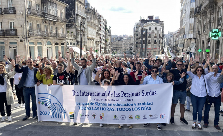 Cientos de personas se manifiestan con motivo del Día Internacional de las personas sordas